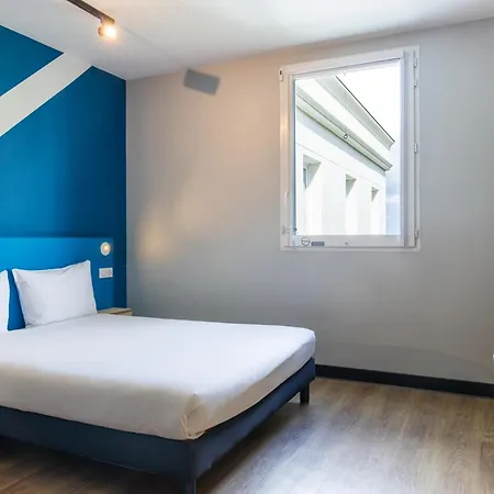 Ibis Budget Paris Ouest Hotel