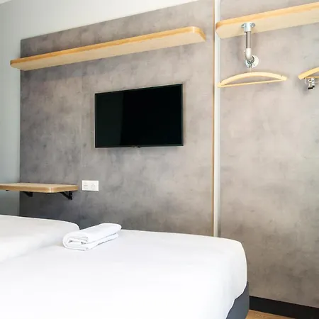 Ibis Budget Paris Ouest 2*