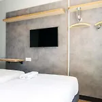 察提隆巴黎西部省宜必思快捷酒店 酒店 2*