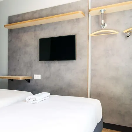 Ibis Budget Paris Ouest Hotel 2*