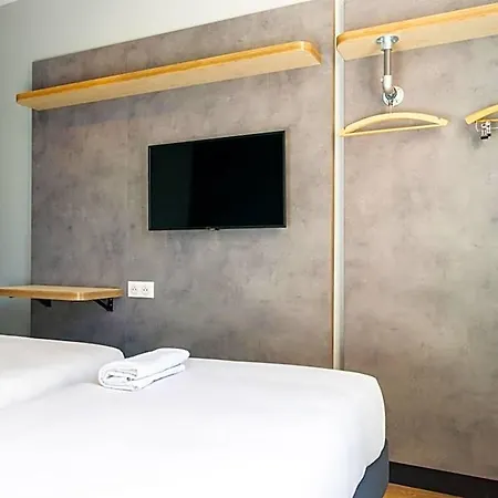 Ibis Budget Paris Ouest Hotel