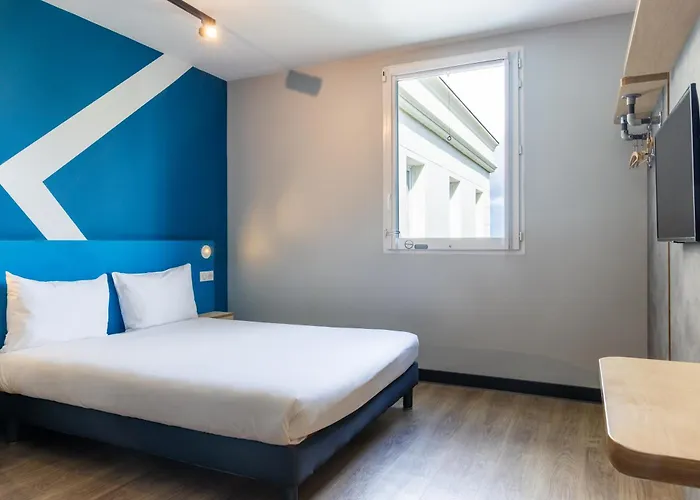 Ibis Budget Paris Ouest Hotel