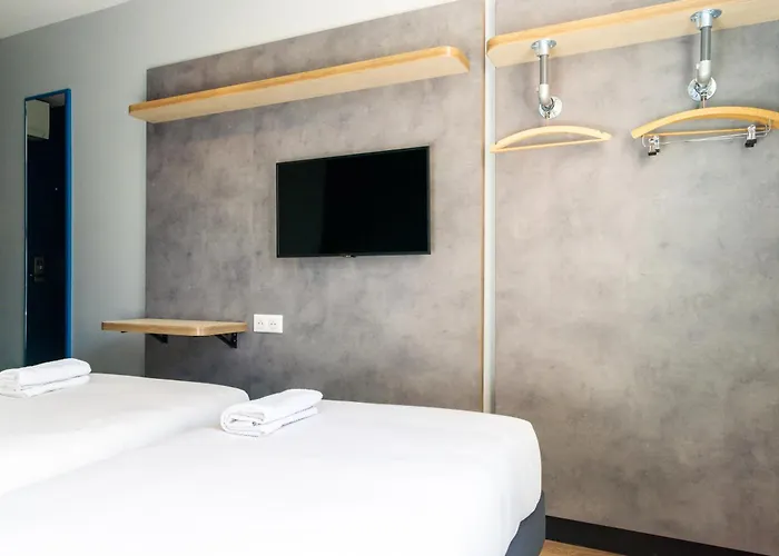 Ibis Budget Paris Ouest 2*