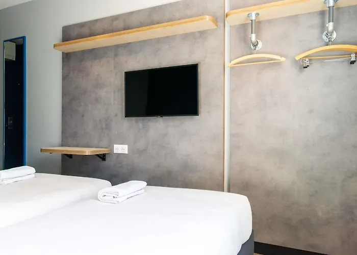 Ibis Budget Paris Ouest Hotel 2*