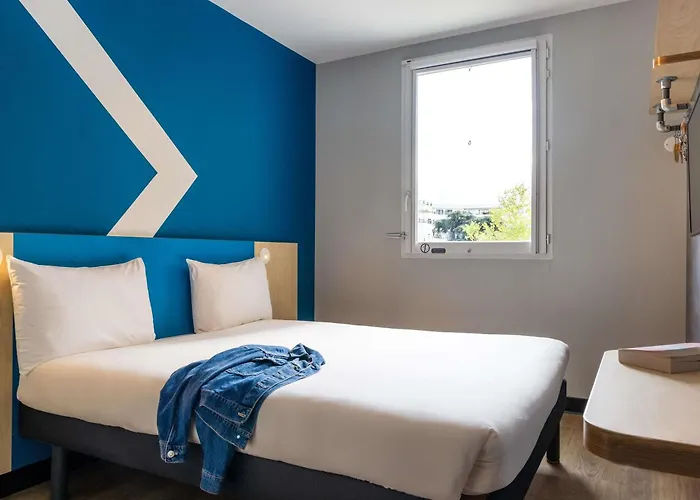 Ibis Budget Paris Ouest Hotel